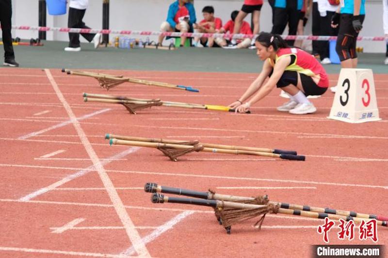 Guangxi : les athlètes courent avec des échasses lors d'une course spéciale