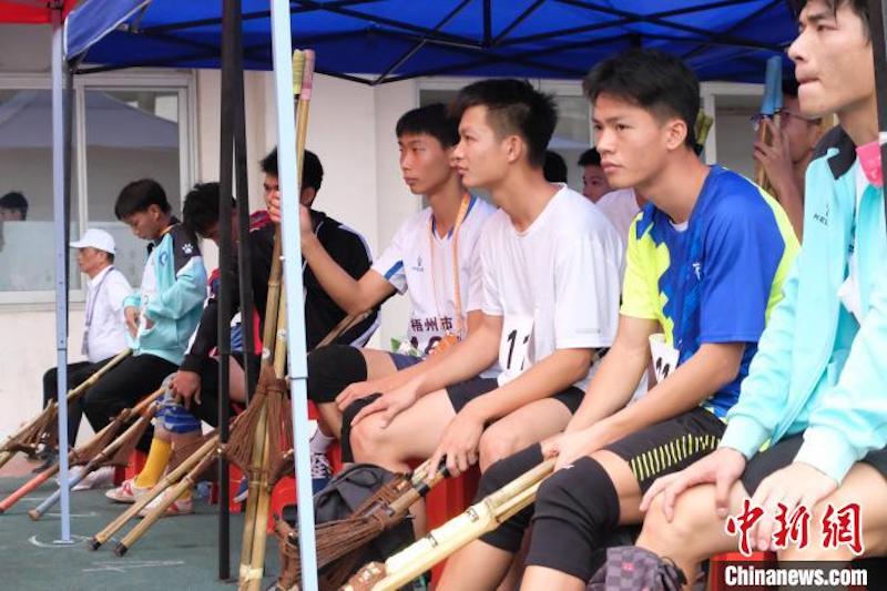 Guangxi : les athlètes courent avec des échasses lors d'une course spéciale