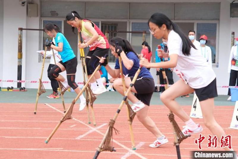 Guangxi : les athlètes courent avec des échasses lors d'une course spéciale