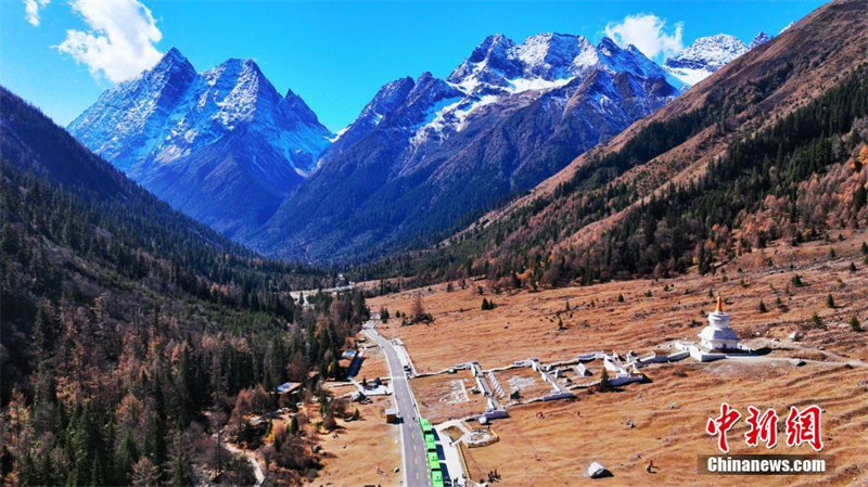 Le paysage pittoresque de la vallée de Shuangqiao du mont Siguniang, dans le Sichuan