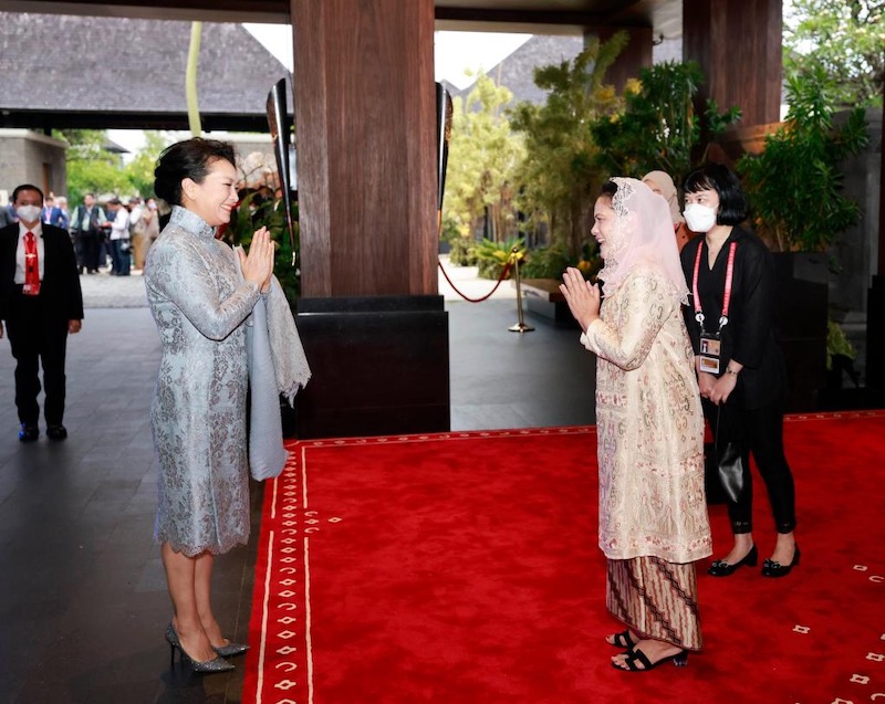 Peng Liyuan rencontre la Première dame indonésienne