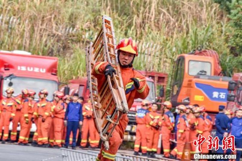 Hubei : un concours de compétences professionnelles de la protection contre l'incendie organisé à Huangshi