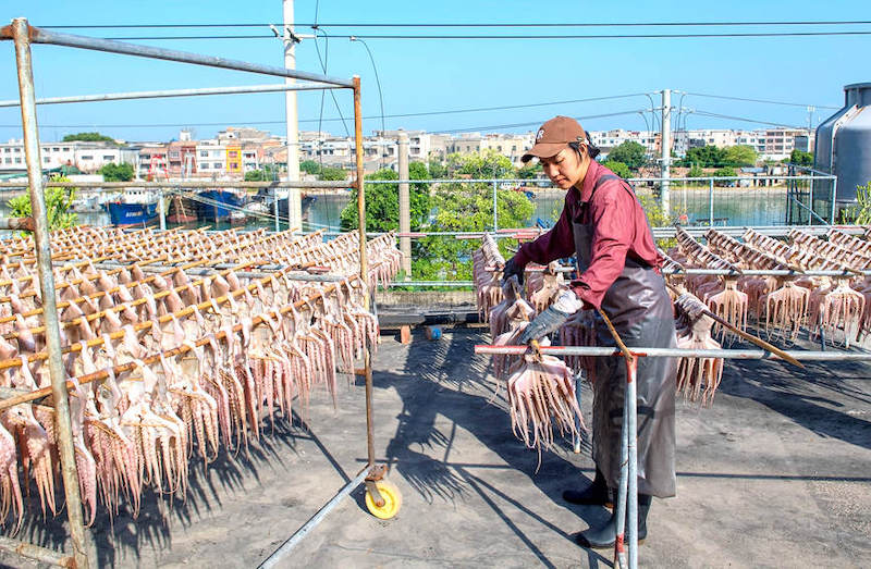 Guangxi : les pêcheurs occupés à sécher les 