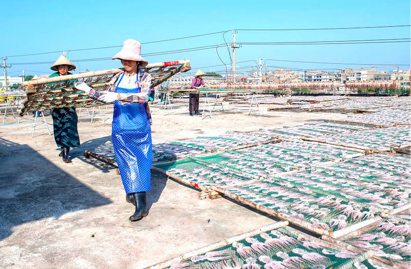 Guangxi : les pêcheurs occupés à sécher les 