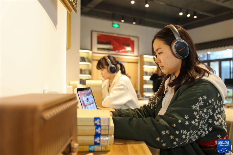 Anhui : savourer la lecture dans une bibliothèque du plaisir