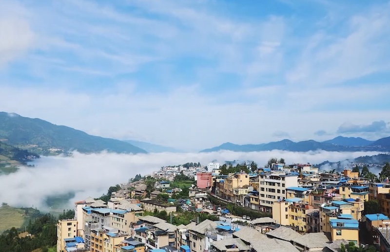 Yunnan : en visite dans le comté de Lüchun, une cité ? construite ? sur les nuages