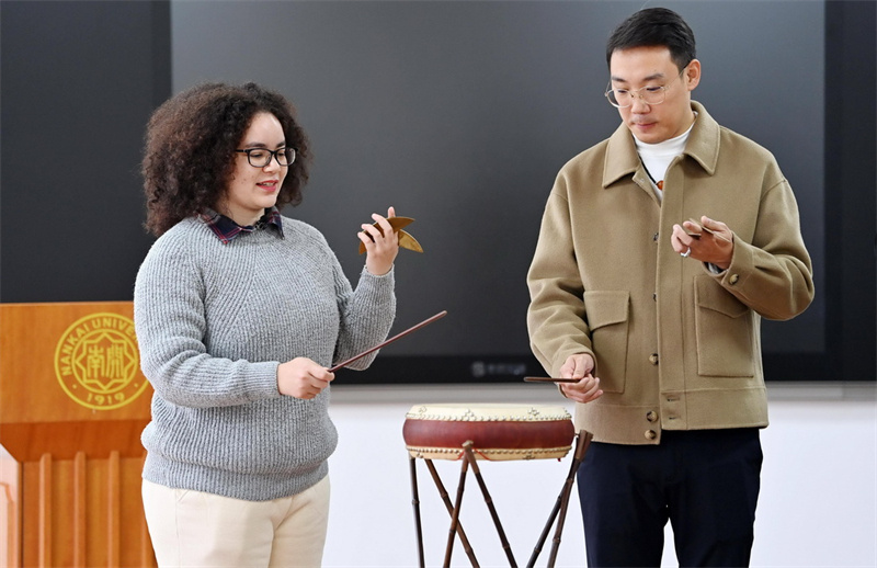 Une Brésilienne illustre le charme de la Chine avec le tambour