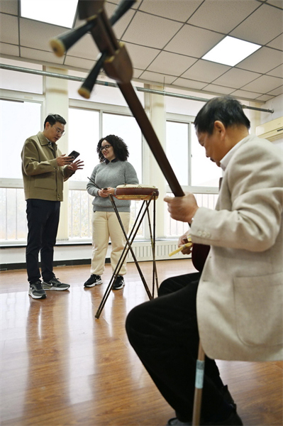 Une Brésilienne illustre le charme de la Chine avec le tambour