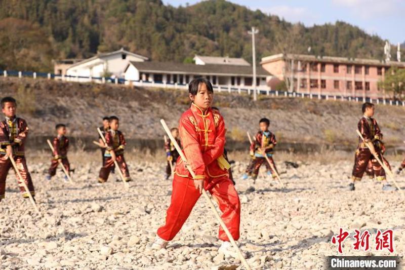 Guizhou : les arts martiaux entrent sur le campus pour renforcer le corps des élèves à Jianhe