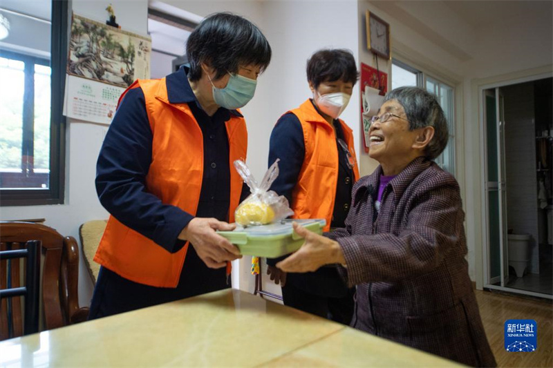 Zhejiang : une ? Banque du temps ? fournit de l'aide aux personnes agées à Hangzhou