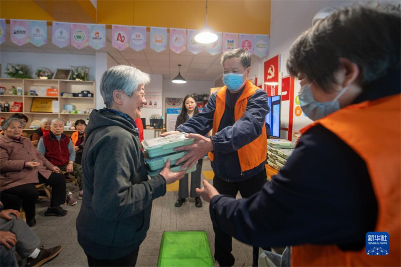 Zhejiang : une ? Banque du temps ? fournit de l'aide aux personnes agées à Hangzhou