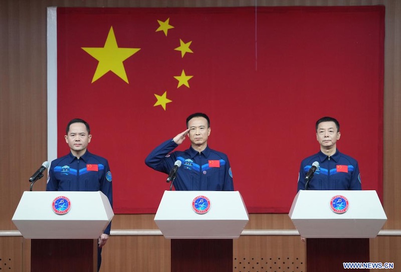 Les ta?konautes de la mission chinoise Shenzhou-15 rencontrent la presse