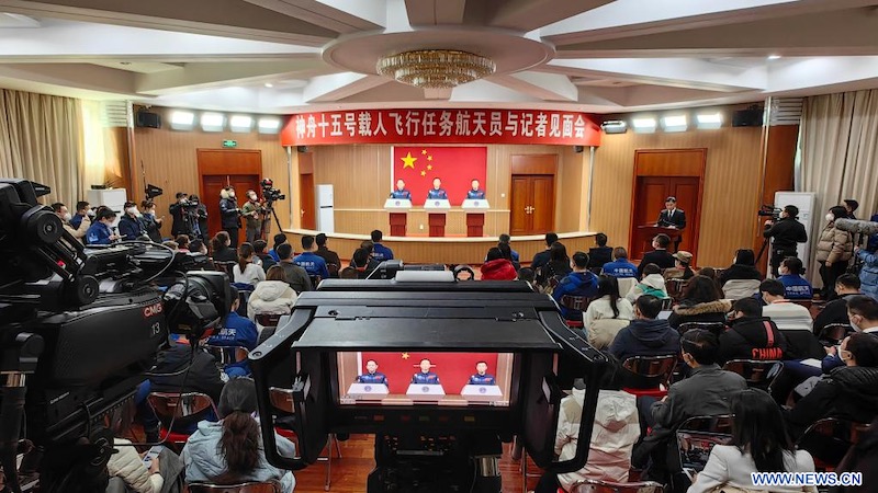 Les ta?konautes de la mission chinoise Shenzhou-15 rencontrent la presse