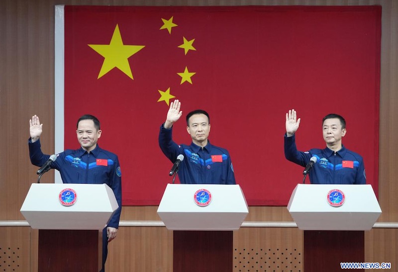 Les ta?konautes de la mission chinoise Shenzhou-15 rencontrent la presse