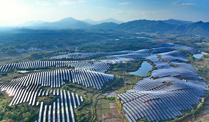 Jiangxi : des panneaux photovolta?ques bleus fournissent une électricité verte et propre à Xinfeng