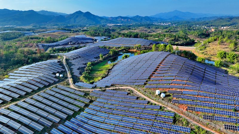 Jiangxi : des panneaux photovolta?ques bleus fournissent une électricité verte et propre à Xinfeng