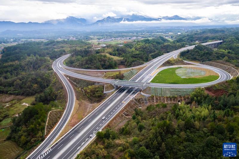 Hunan : la première autoroute intelligente Pingyi ouverte à la circulation