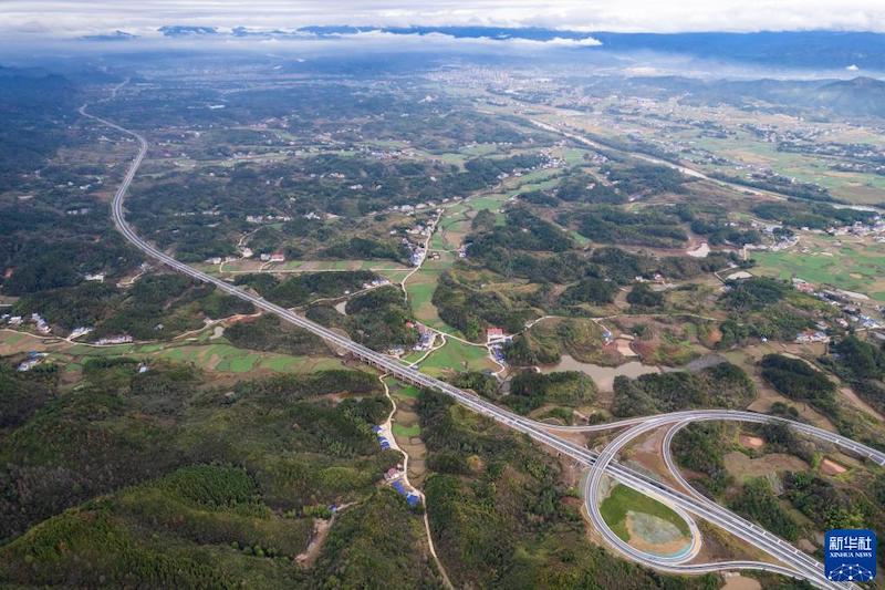 Hunan : la première autoroute intelligente Pingyi ouverte à la circulation