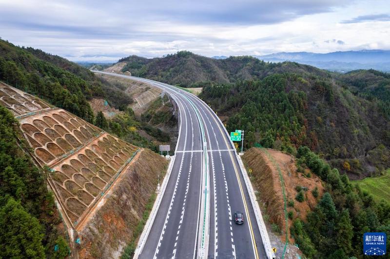 Hunan : la première autoroute intelligente Pingyi ouverte à la circulation