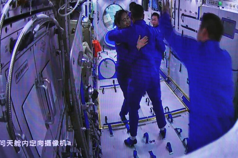 Chine : six ta?konautes de deux missions réalisent une rencontre historique dans l'espace