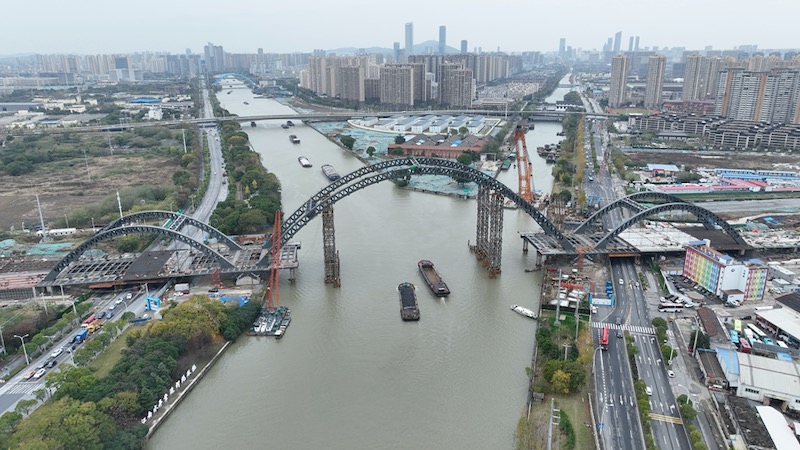 Jiangsu : fin de la fermeture de l'arche principale du pont avec la plus grande portée de la section de Wuxi du Grand Canal Beijing-Hangzhou