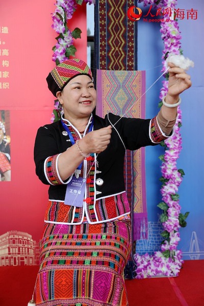 Des chants et danses des Li et des Miao présentés à la 21e Convention de la Fédération internationale des Teochew à Hainan