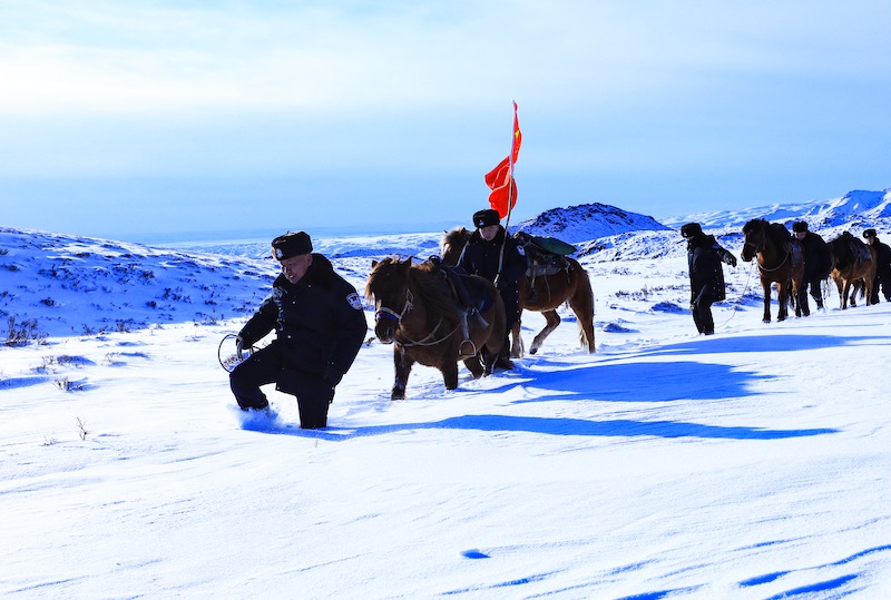 Xinjiang : une patrouille frontalière sous la neige à Altay