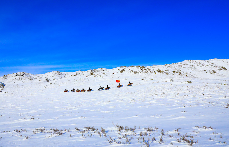 Xinjiang : une patrouille frontalière sous la neige à Altay