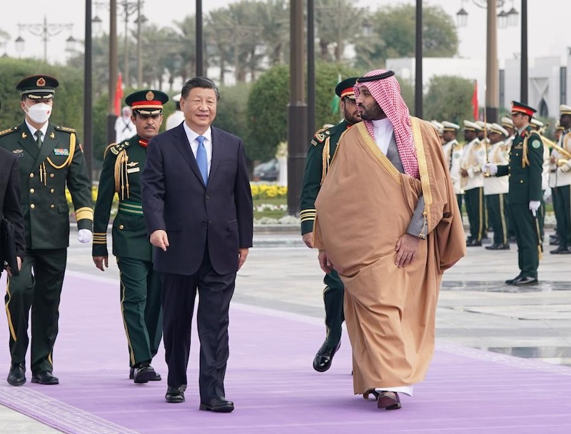 Xi Jinping assiste à la cérémonie de bienvenue organisée par le prince héritier saoudien