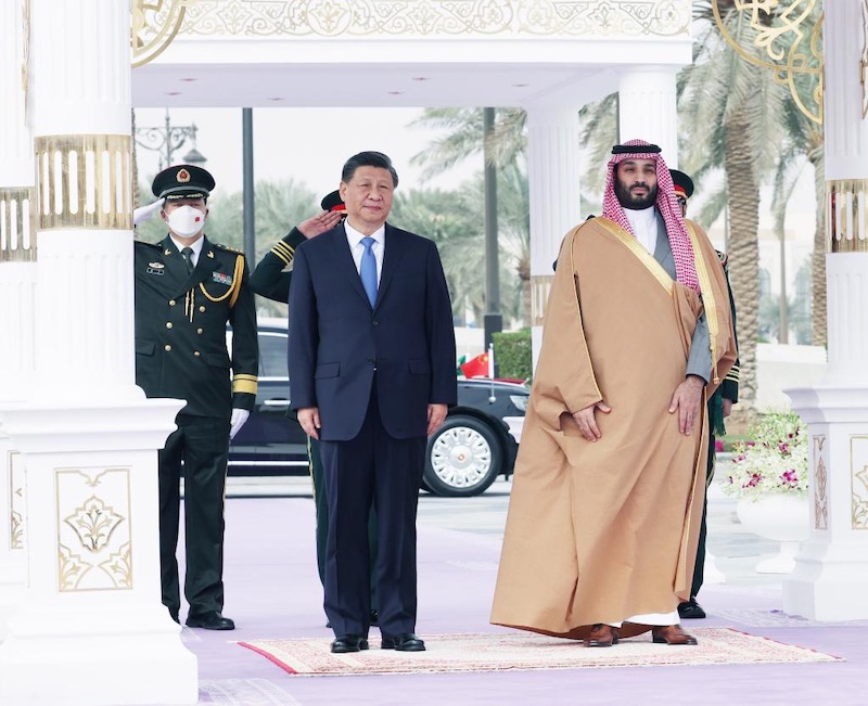 Xi Jinping assiste à la cérémonie de bienvenue organisée par le prince héritier saoudien