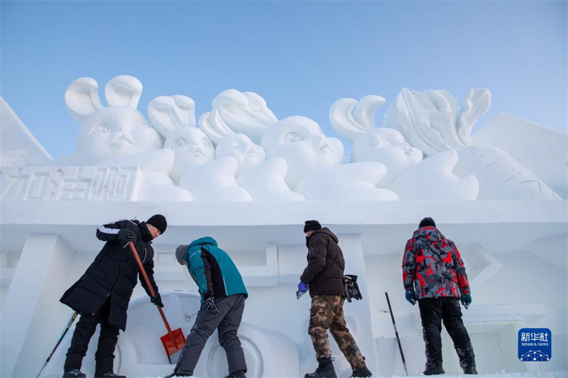 Heilongjiang : les sculptures de neige de la 35e Exposition de neige de l'?le du Soleil à Harbin sont progressivement terminées