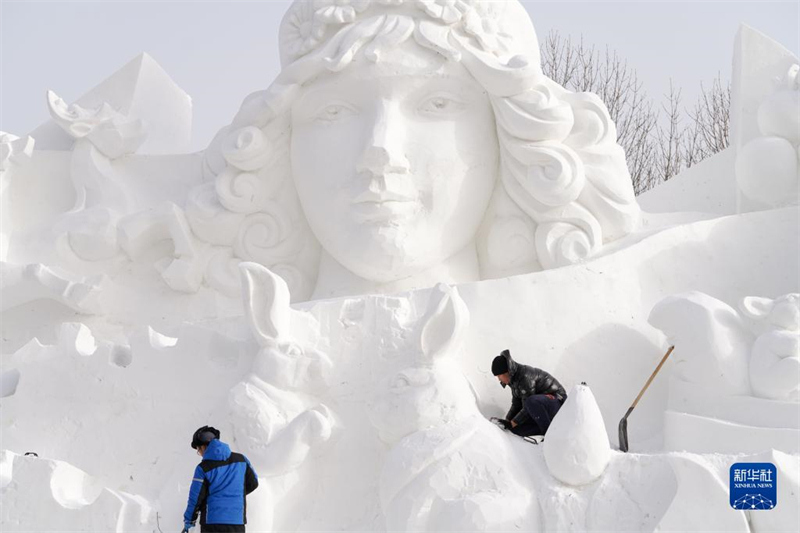 Heilongjiang : les sculptures de neige de la 35e Exposition de neige de l'?le du Soleil à Harbin sont progressivement terminées