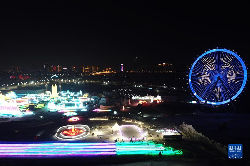 Heilongjiang : les sculptures de neige de la 35e Exposition de neige de l'?le du Soleil à Harbin sont progressivement terminées