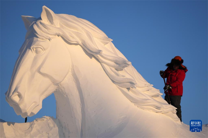 Heilongjiang : les sculptures de neige de la 35e Exposition de neige de l'?le du Soleil à Harbin sont progressivement terminées