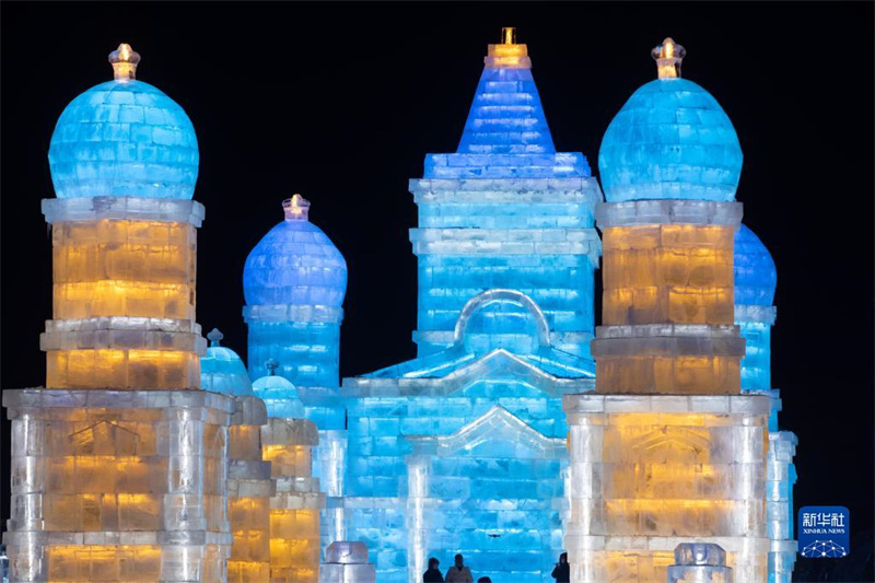 Heilongjiang : les sculptures de neige de la 35e Exposition de neige de l'?le du Soleil à Harbin sont progressivement terminées