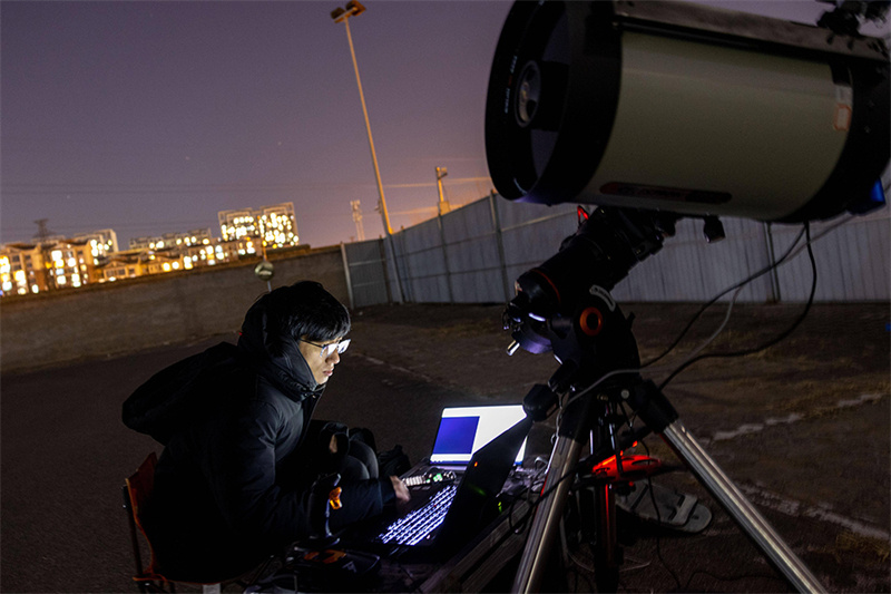 Un jeune homme en quête d'étoiles enregistre les progrès de la construction de la station spatiale chinoise