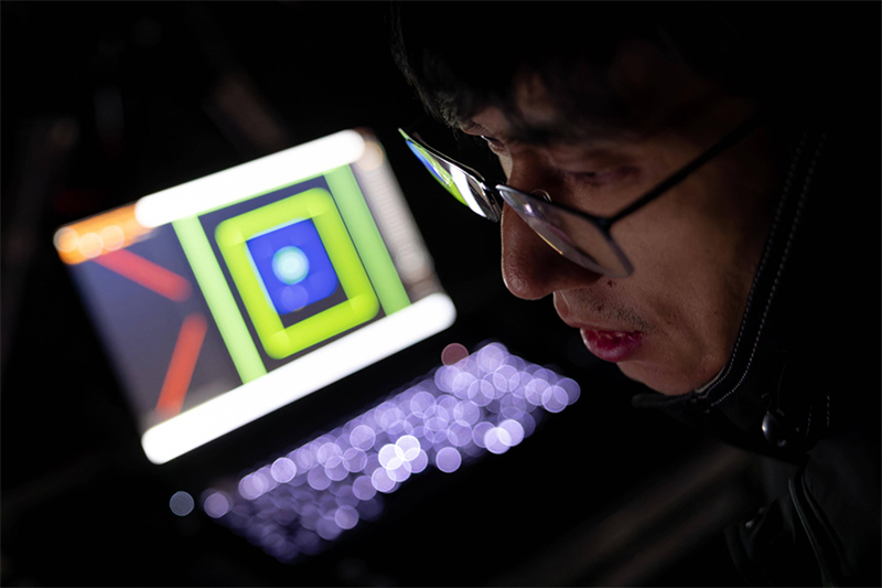 Un jeune homme en quête d'étoiles enregistre les progrès de la construction de la station spatiale chinoise