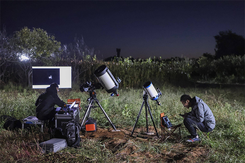 Un jeune homme en quête d'étoiles enregistre les progrès de la construction de la station spatiale chinoise