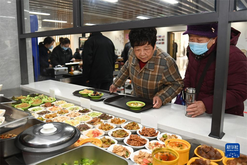 Hangzhou : une communauté construit une ? cantine heureuse ? pour faciliter les repas des personnes agées