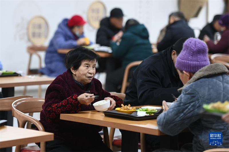 Hangzhou : une communauté construit une ? cantine heureuse ? pour faciliter les repas des personnes agées