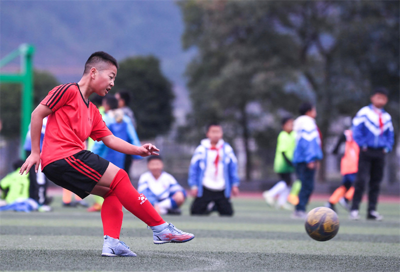 Un adolescent Miao chinois appara?t sur la scène de la Coupe du monde