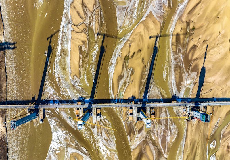 Shanxi : la construction hivernale du pont sur le fleuve Jaune bat son plein à Yuncheng