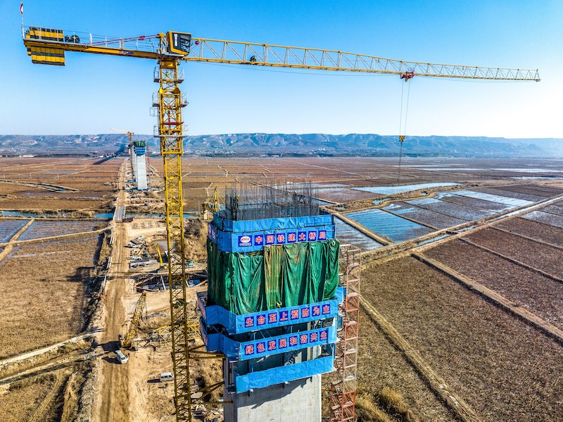 Shanxi : la construction hivernale du pont sur le fleuve Jaune bat son plein à Yuncheng