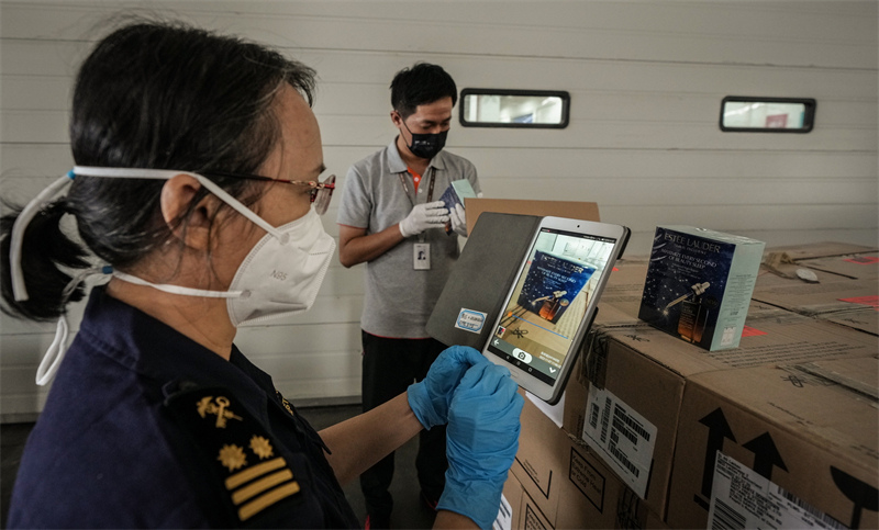 Les marchandises hors taxes passent la douane à Hainan