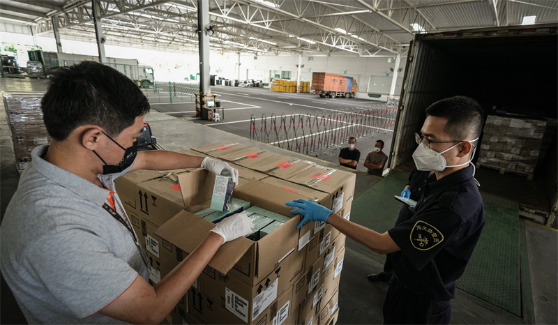 Les marchandises hors taxes passent la douane à Hainan