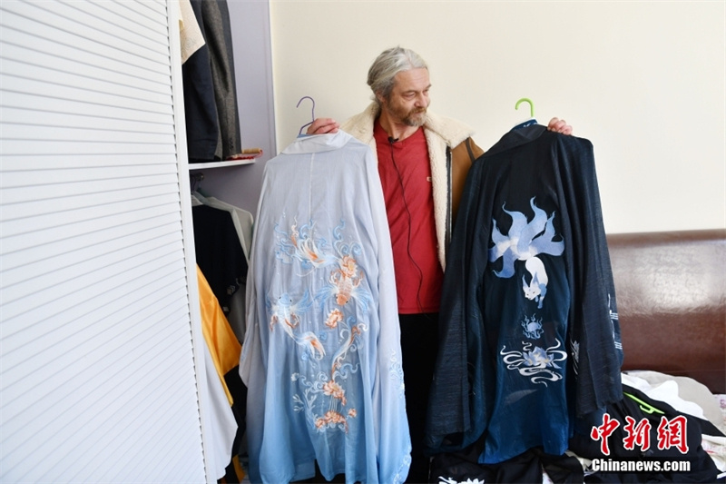 Sichuan : un enseignant étranger amateur d'arts martiaux traditionnels devient populaire pour avoir porté des costumes chinois en classe