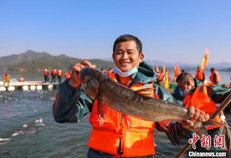 Jiangxi : le village de pêcheurs de Wan'an occupé de la pêche d'hiver et du ? séchage hivernal ? pendant le Solstice d'hiver