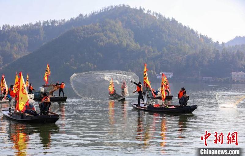 Jiangxi : le village de pêcheurs de Wan'an occupé de la pêche d'hiver et du ? séchage hivernal ? pendant le Solstice d'hiver