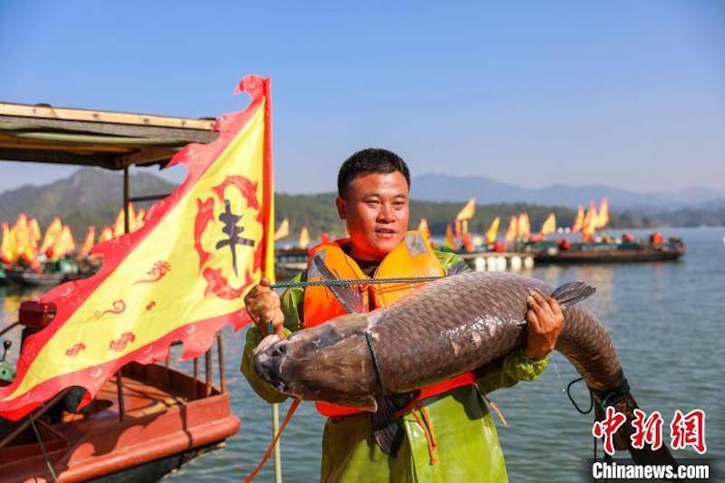 Jiangxi : le village de pêcheurs de Wan'an occupé de la pêche d'hiver et du ? séchage hivernal ? pendant le Solstice d'hiver