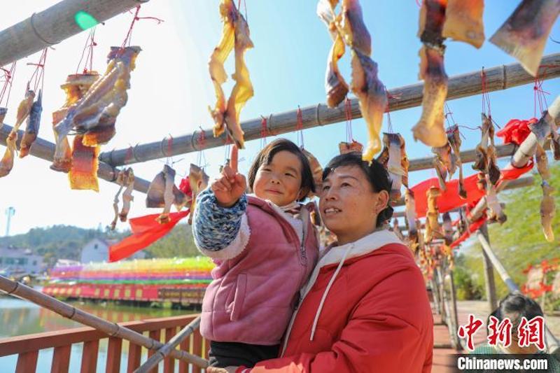 Jiangxi : le village de pêcheurs de Wan'an occupé de la pêche d'hiver et du ? séchage hivernal ? pendant le Solstice d'hiver